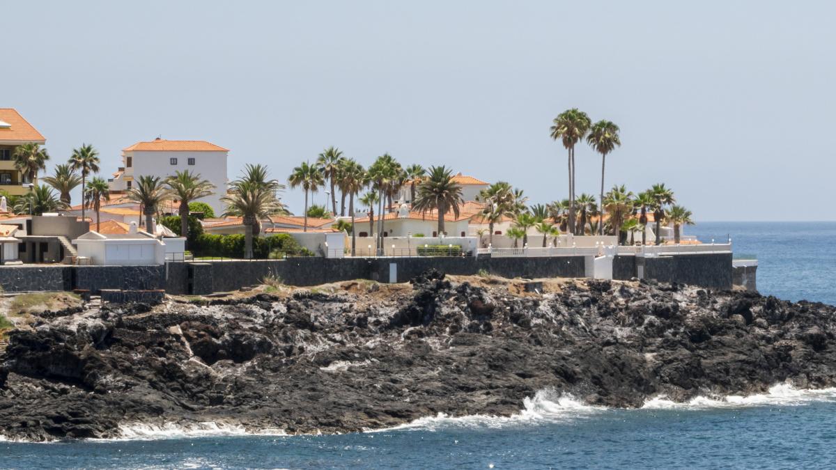 beautiful-city-by-sea_51831600