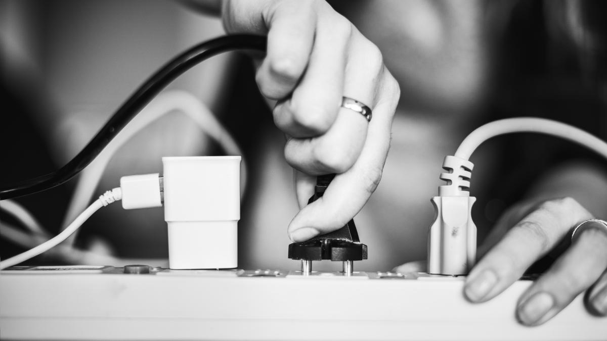 woman-plugging-wire-2_69624100