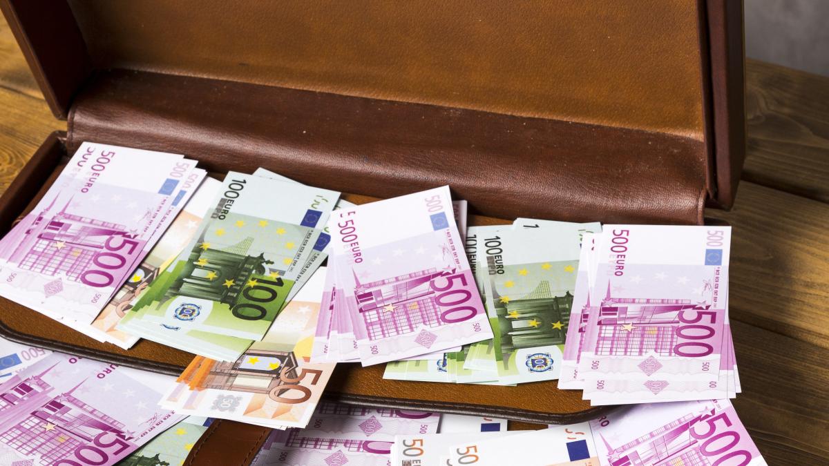 close-up-opened-suitcase-with-euro-banknotes_04252300