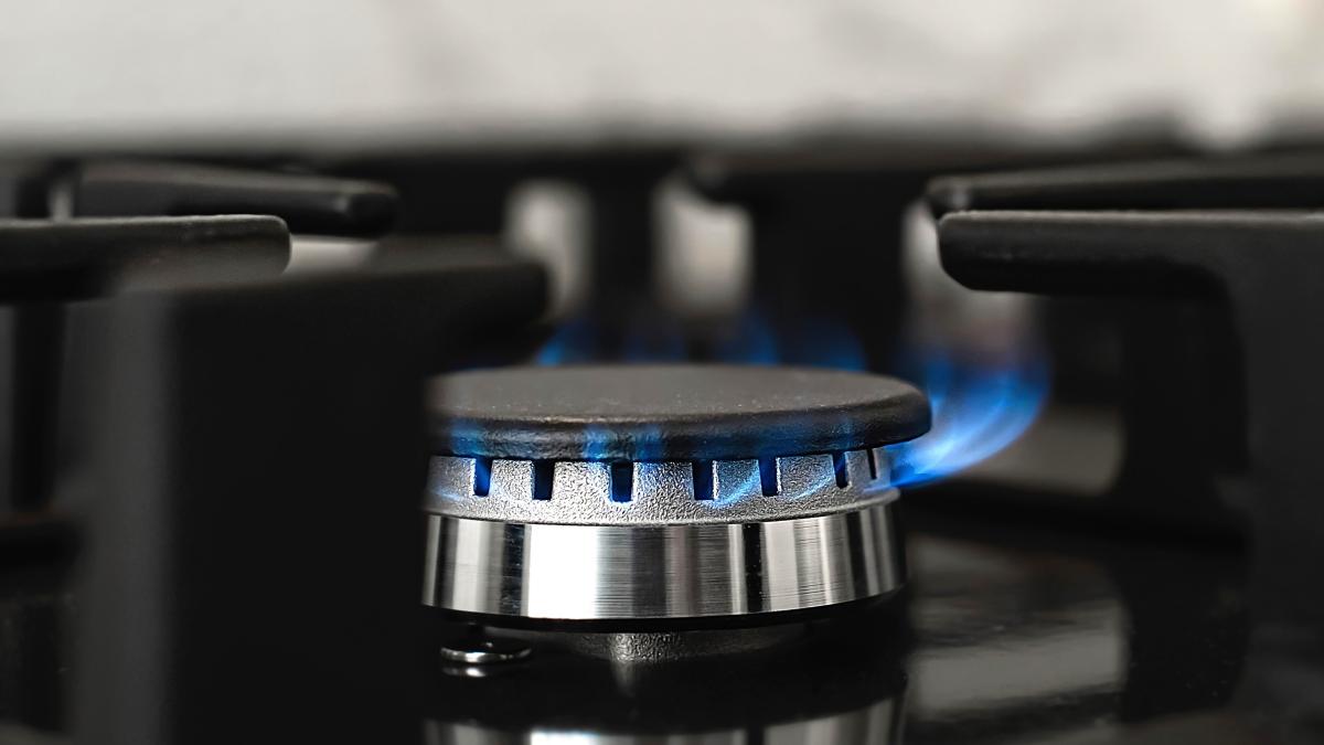 modern-kitchen-stove-natural-gas-burns-with-blue-flame-household-gas-consumption-close-up-selective-focus-1_03246100