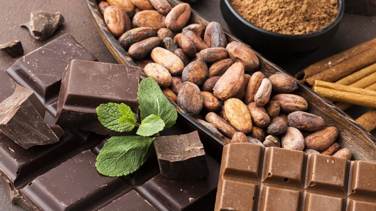 close-up-chocolate-arrangement_13076500