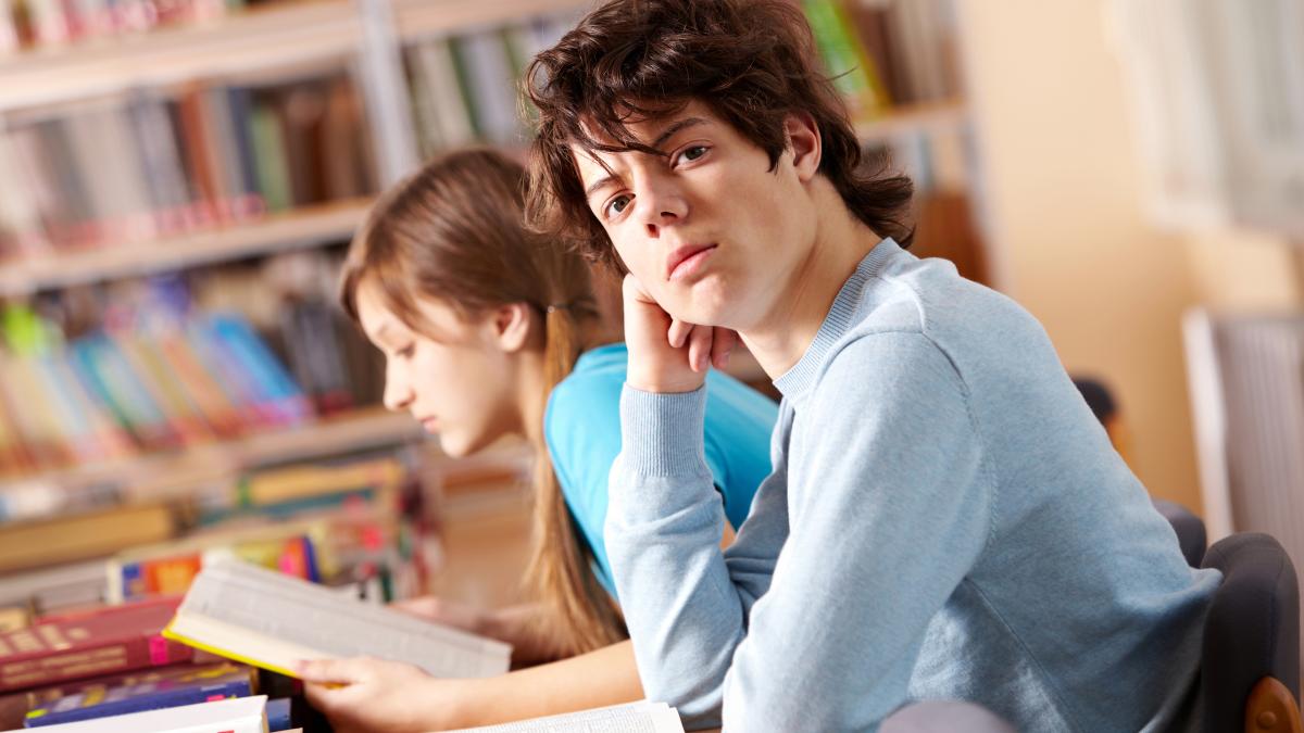 serious-teenager-library_05426000