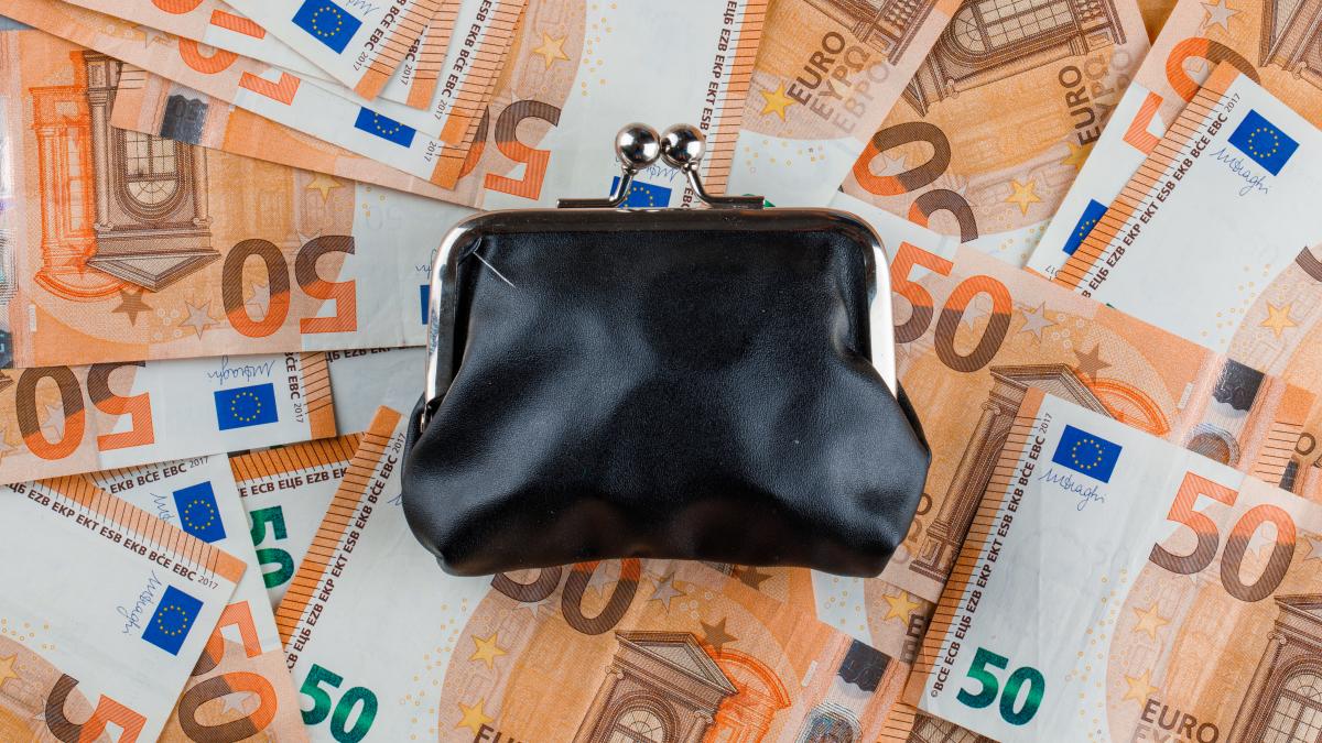closed-purse-banknote-table_16249400