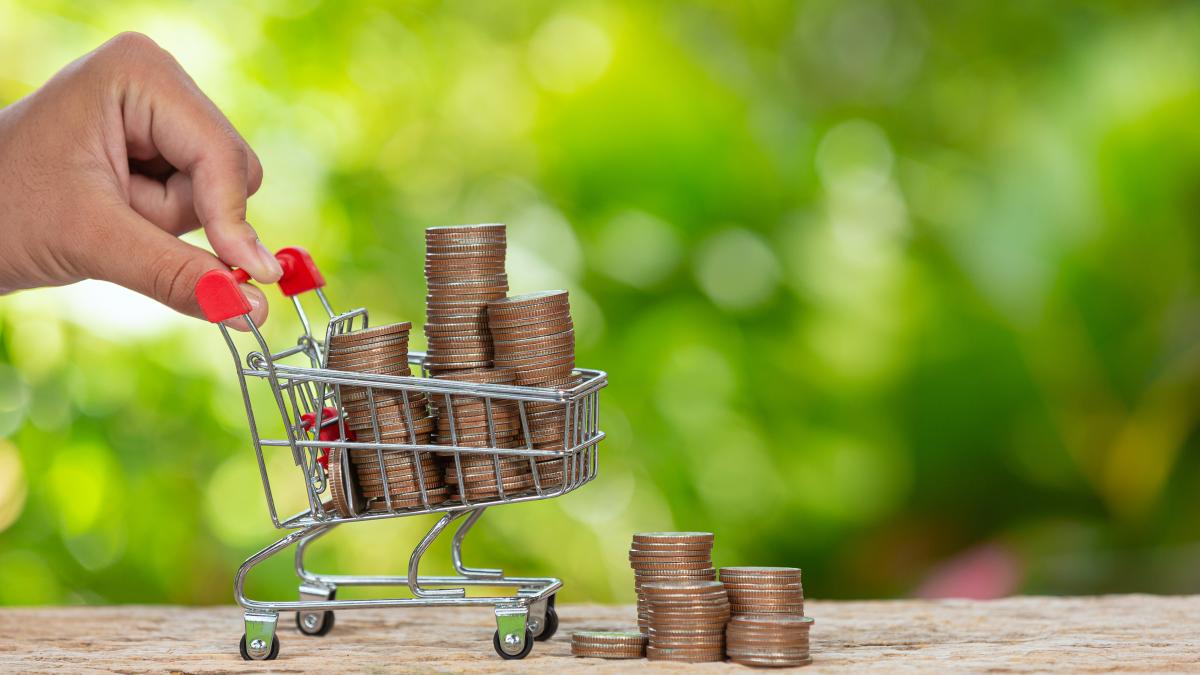 world-habitat-day-close-up-picture-hand-pushing-little-cart-which-full-coins_31858400