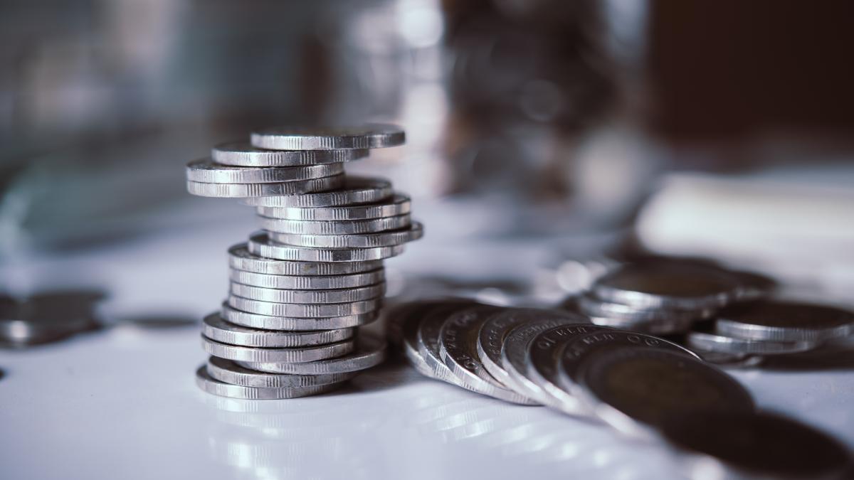 bottles-cash-with-coins-saving-money-concept_52208100