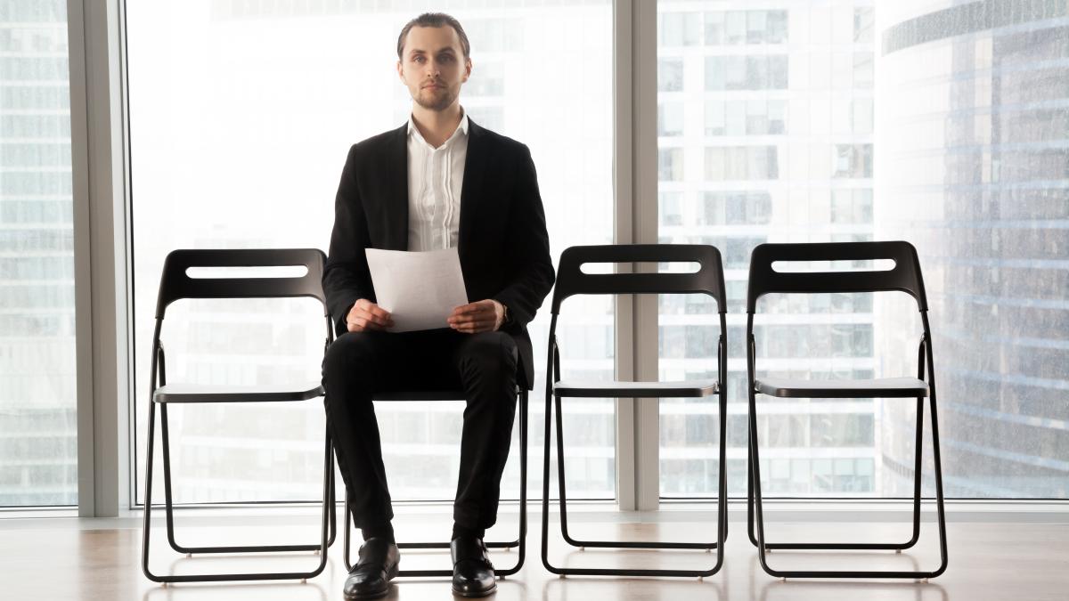 candidate-post-sitting-chair-with-resume_07318000