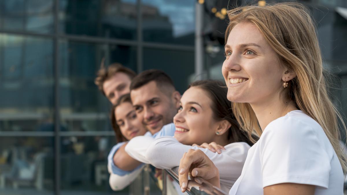 friends-looking-distance_82854000