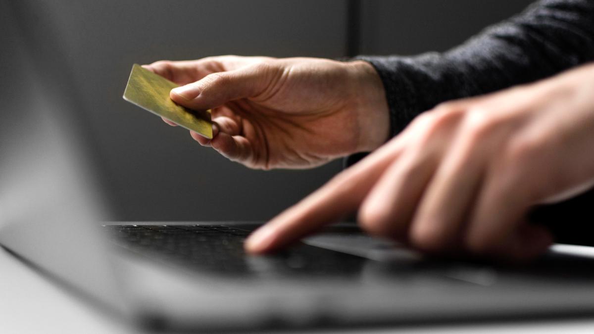 top-view-online-shopping-concept_35284600