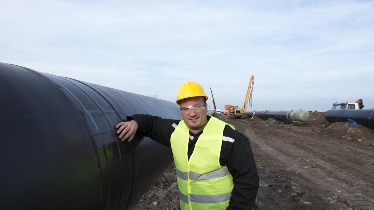portrait-oilfield-worker-standing-by-gas-pipe-construction-site_83662200