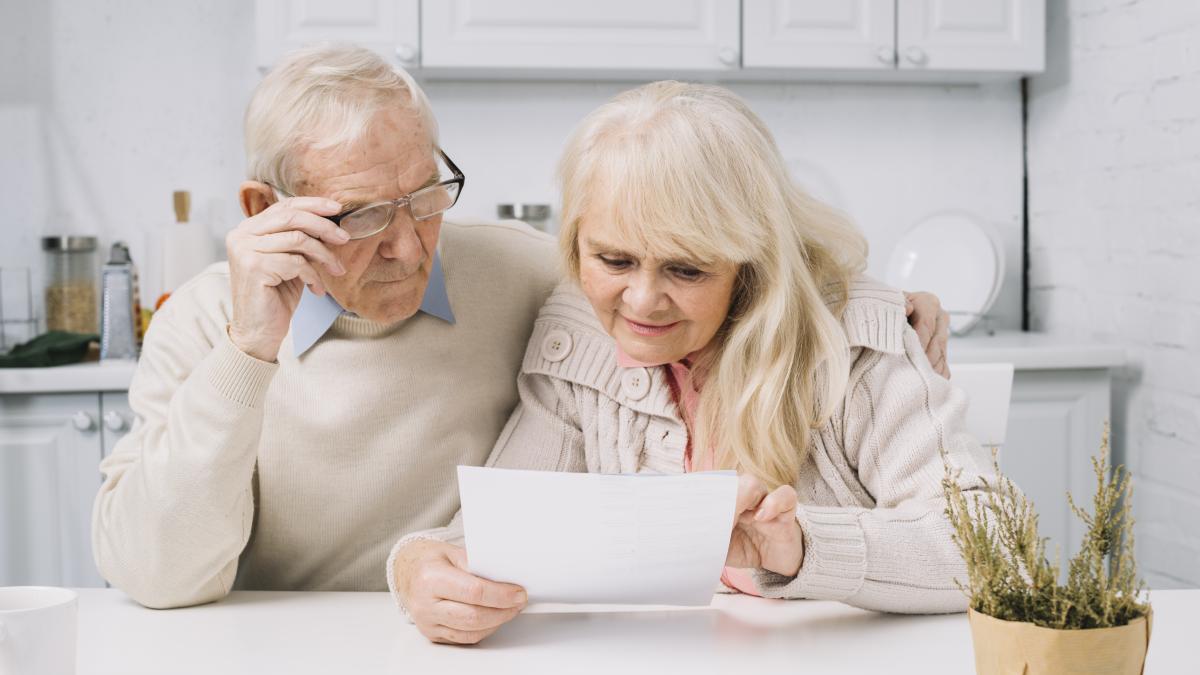 senior-couple-looking-paper_16229800