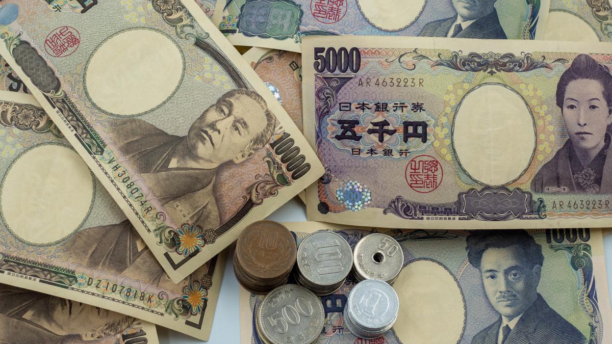 japanese-yen-notes-japanese-yen-coins-money-concept-background_38975000