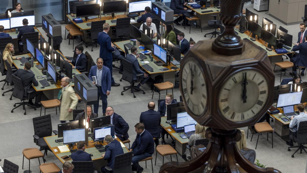 lloyds_underwriting_room_lutine_bell_3_landscape_67197500