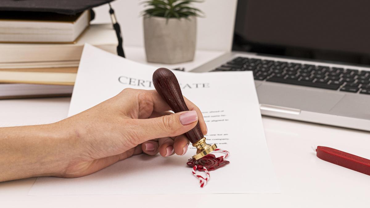 person-using-wax-seal-graduation-diploma-certificate_36121100