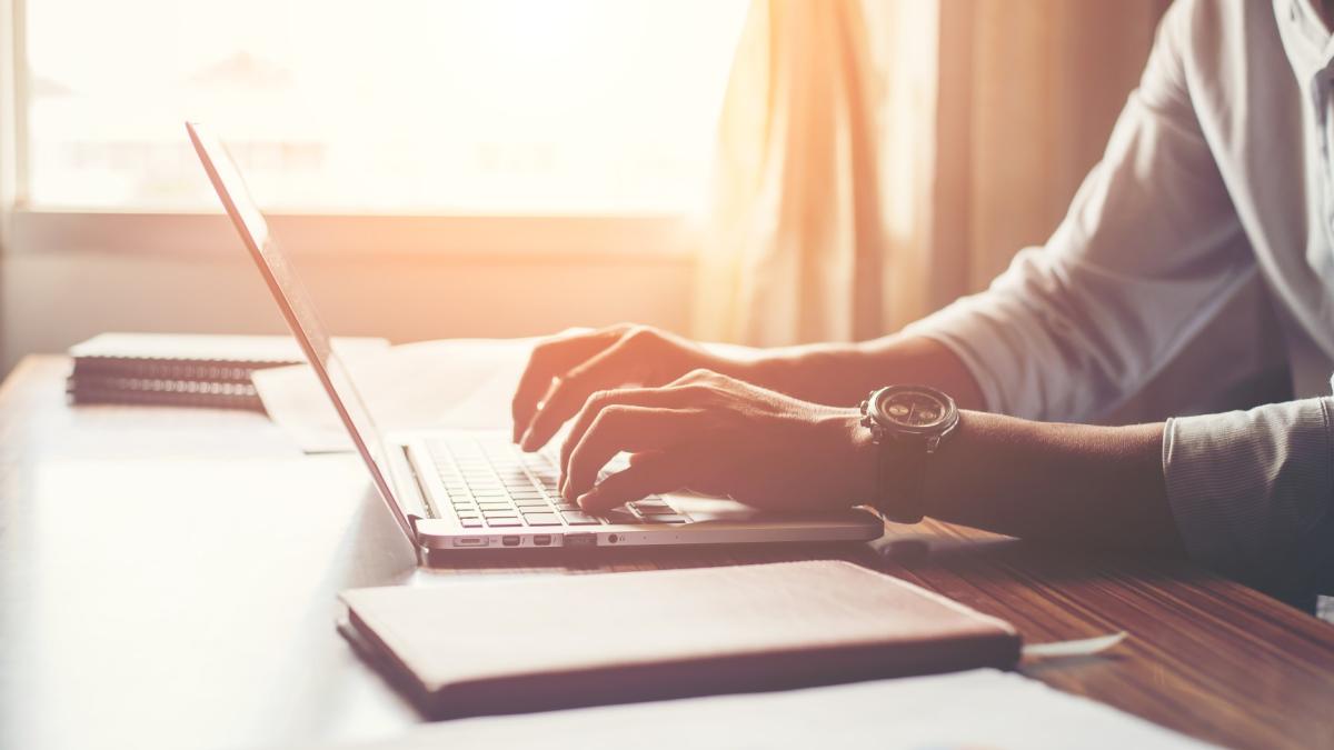 close-up-male-hands-using-laptop-home-1_35139000