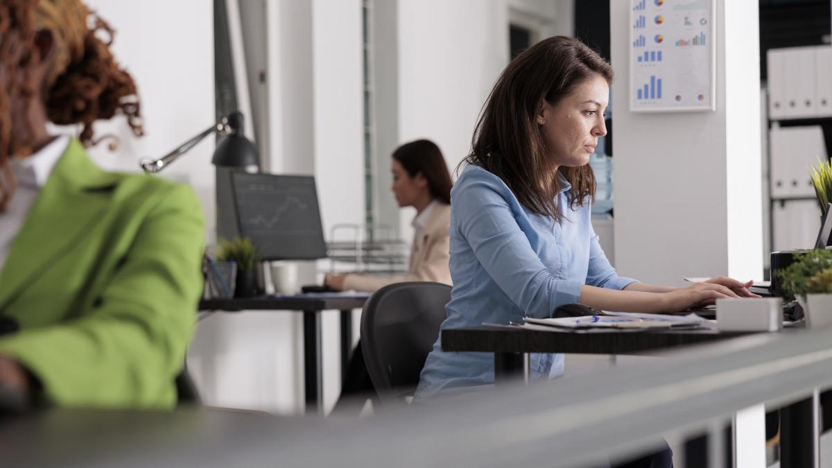busy-company-employee-working-desk-coworking-space-corporate-manager-workplace-side-view-attractive-serious-woman-typing-laptop-modern-office-selective-focus_40007500