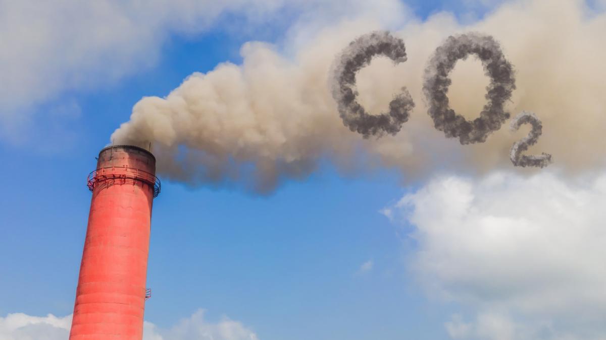 co2-plant-pipe-with-smoke-against-blue-sky-1_79511900