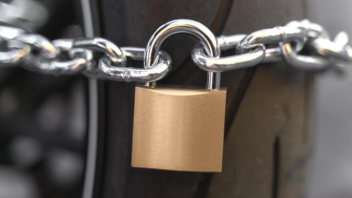 close-up-man-preparing-steal-motorcycle-1_02773600