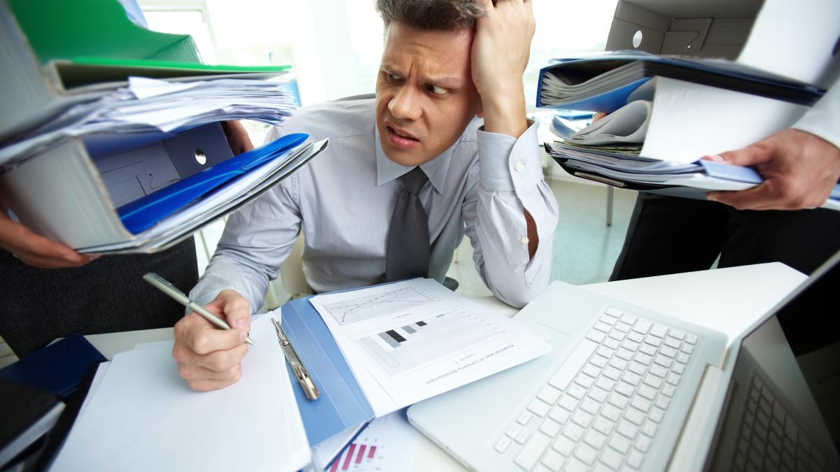 businessman-having-headache-1_08431600