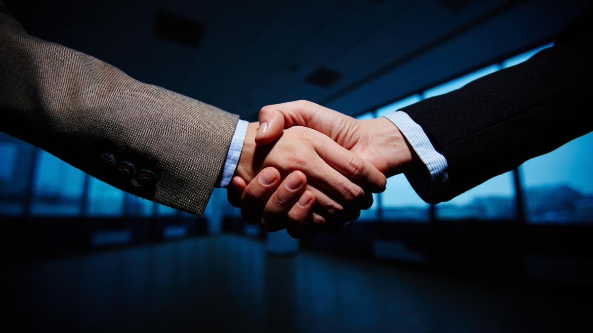 handshake-businessmen-1_10770200