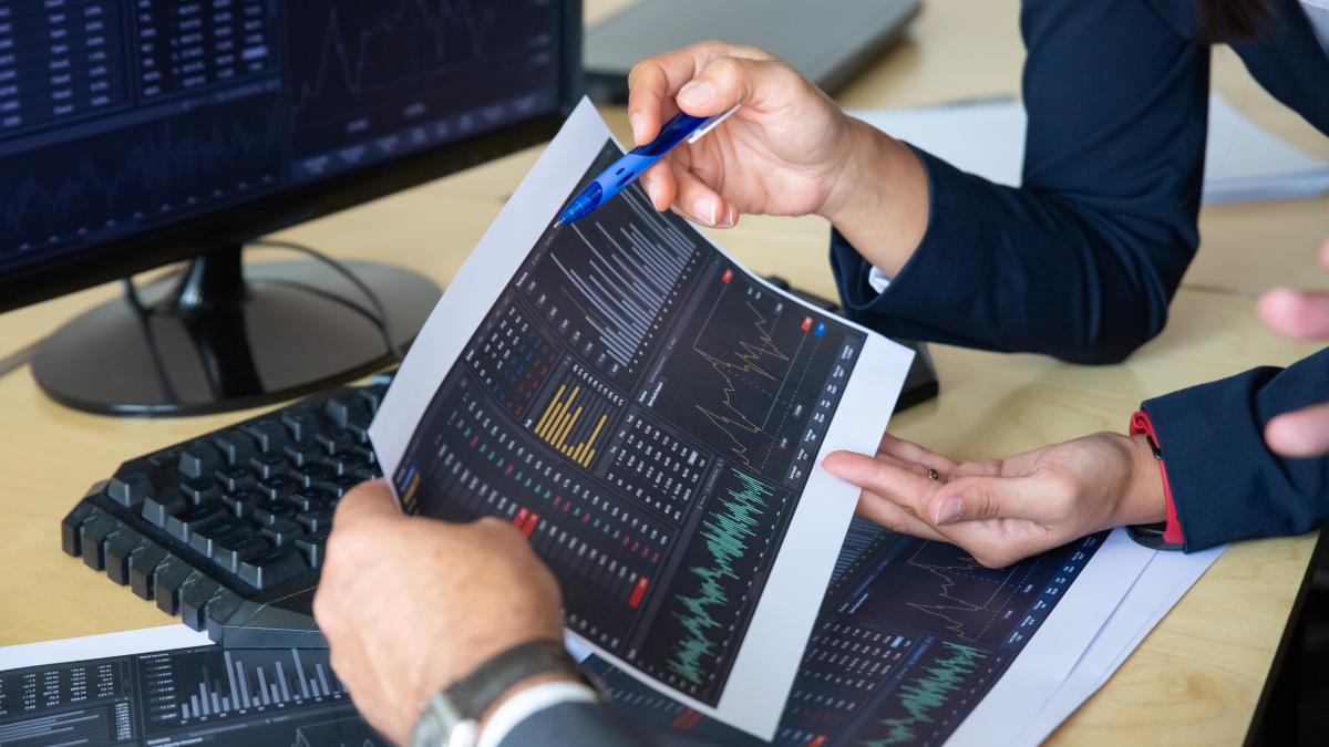 brokers-discussing-trading-strategy-holding-papers-with-financial-data-pointing-pen-charts-cropped-shot-broker-job-stock-market-exchange-concept_61551300