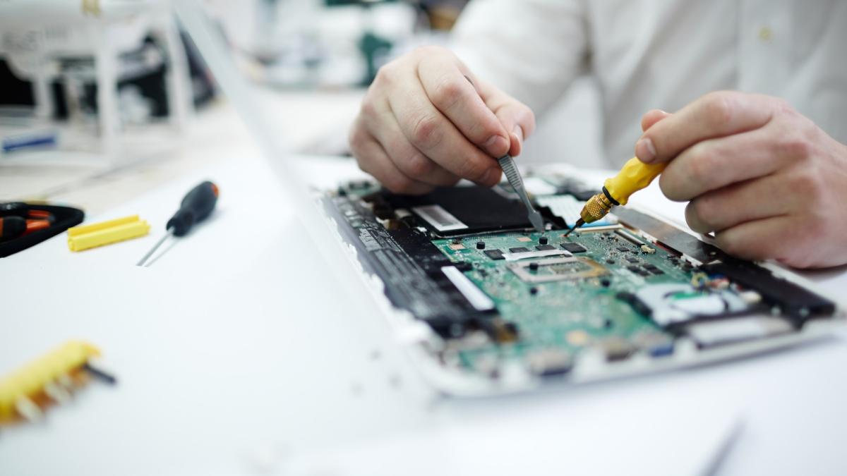 man-repairing-circuit-board-laptop-1_65923100