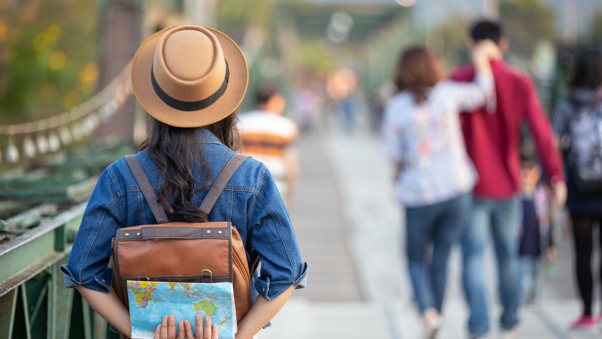 female-tourists-hand-have-happy-travel-map_34607300