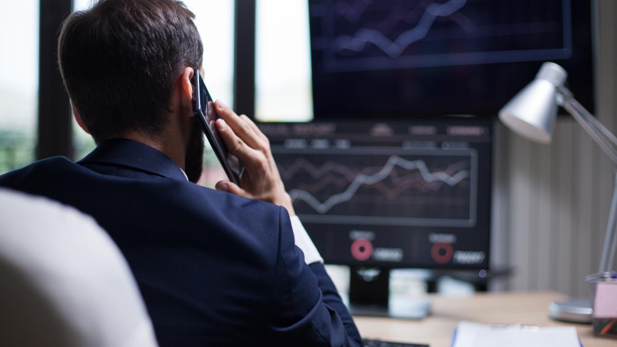 back-view-young-business-bearded-man-having-phone-call-with-his-ceo-diagrams-computer-monitor_57434100