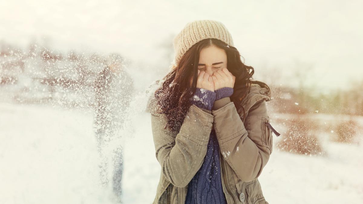 cheerful-young-couple-playing-snowballs_50899100