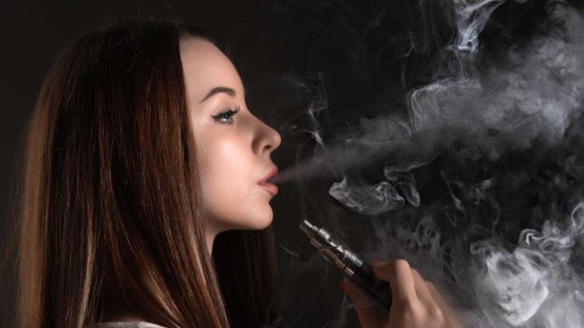 face_vaping_young_woman_black_studio_155003_1831_93580000