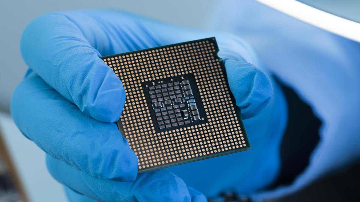 close-up-hand-with-glove-holding-chip-1_64252800