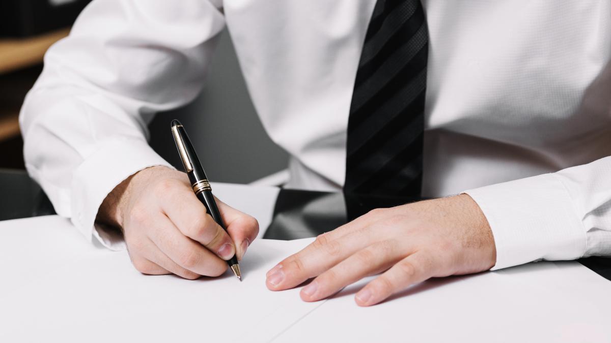 crop-elegant-man-writing_47776900