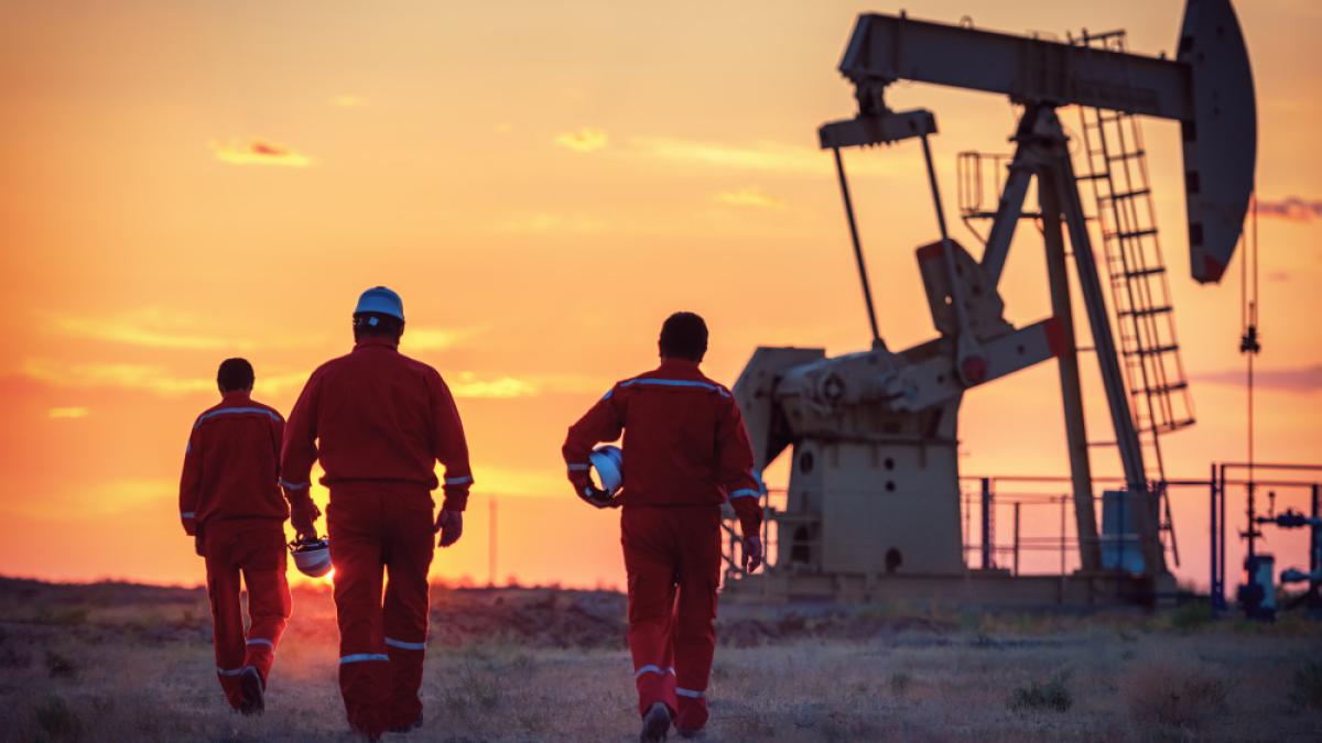 oil-workers-work-field_66913900