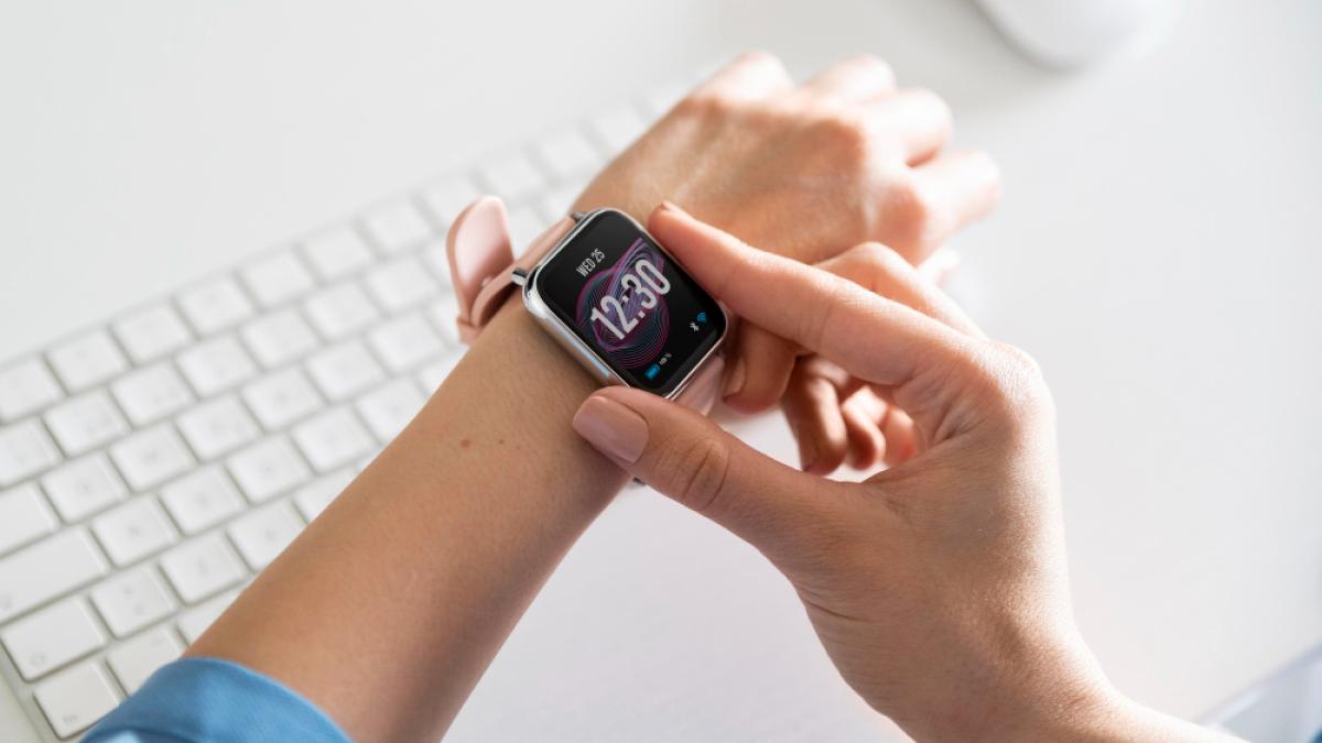 close-up-hand-using-smartwatch_01246300