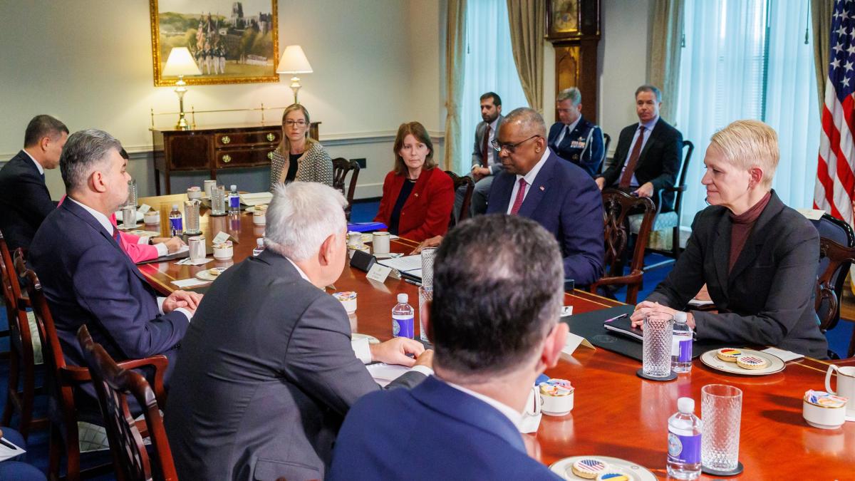 ciolacu-si-lloyd-j--austin_55628900