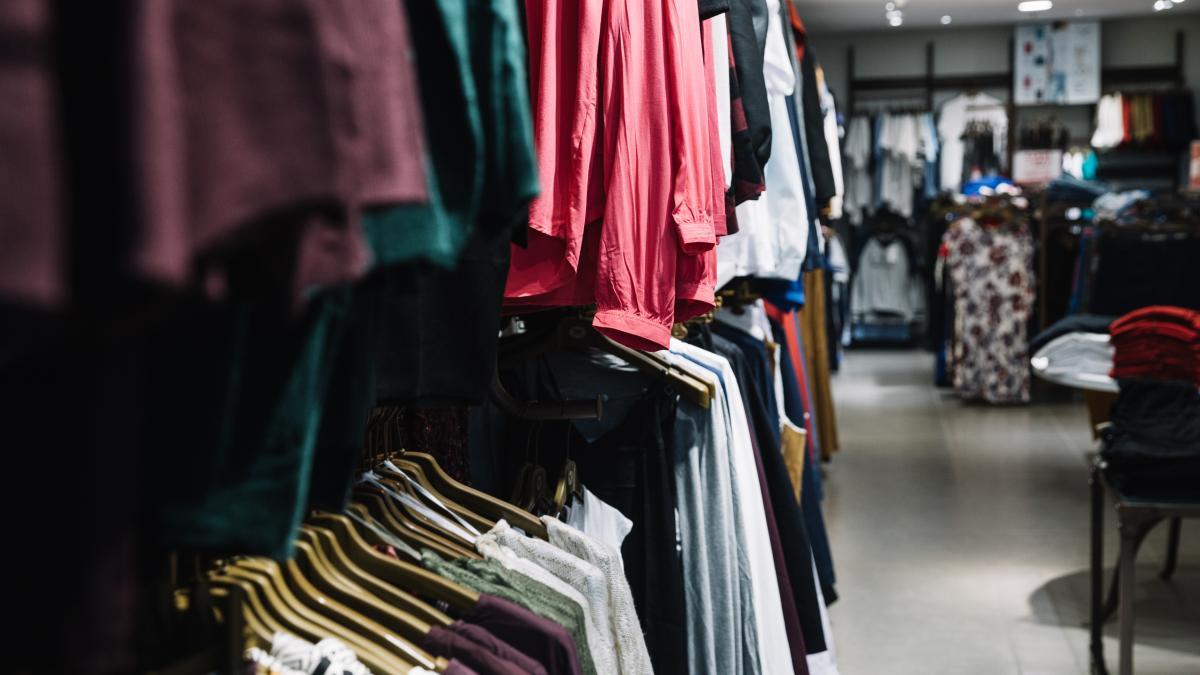 rows-hangers-with-clothes_38478500