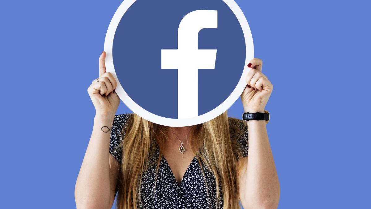 woman-showing-facebook-icon_77910200