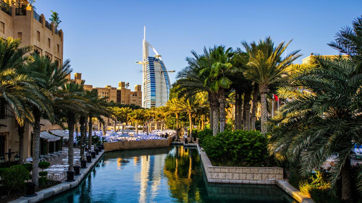 dubai-uae-10-october-2017-view-burj-al-arab-hotel-from-madinat-jumeirah-dubai-uae-burj-al-arab-with-321-meters-high-is-most-luxurious-7-star-hotel-symbol-modern-dubai_95767900