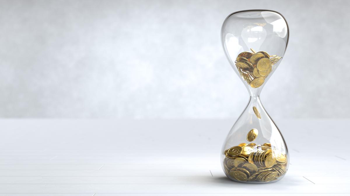 gold-coin-hourglass-time-is-money-concept_03567700