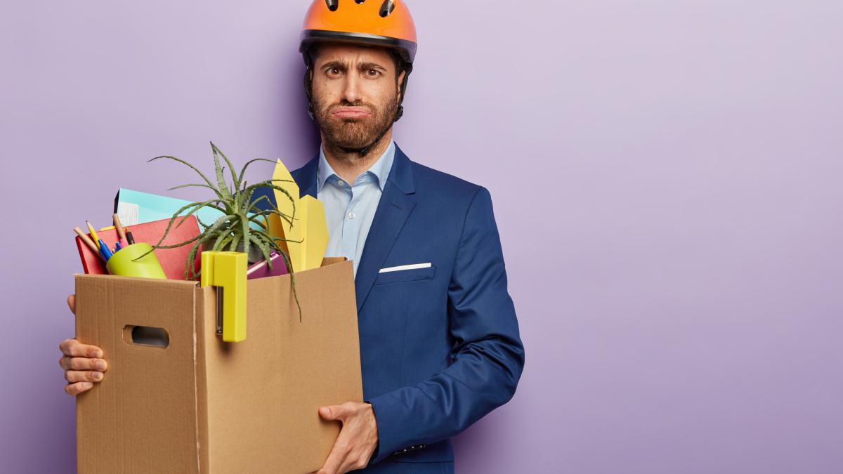 fatigue-businessman-posing-classy-suit-red-helmet-office_61349300