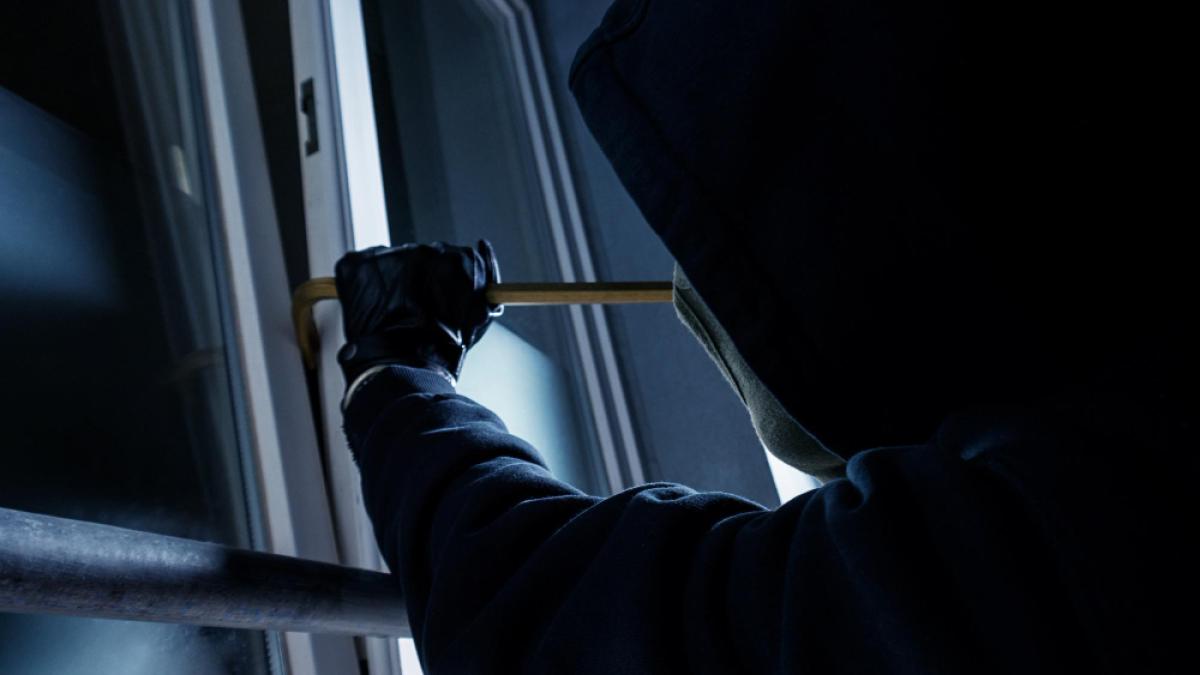 burglar-using-crowbar-break-into-victim-s-house-window_57853100