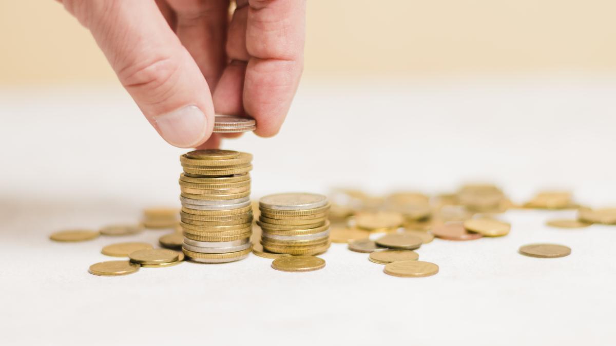 businessman-calculating-money-3_74318200