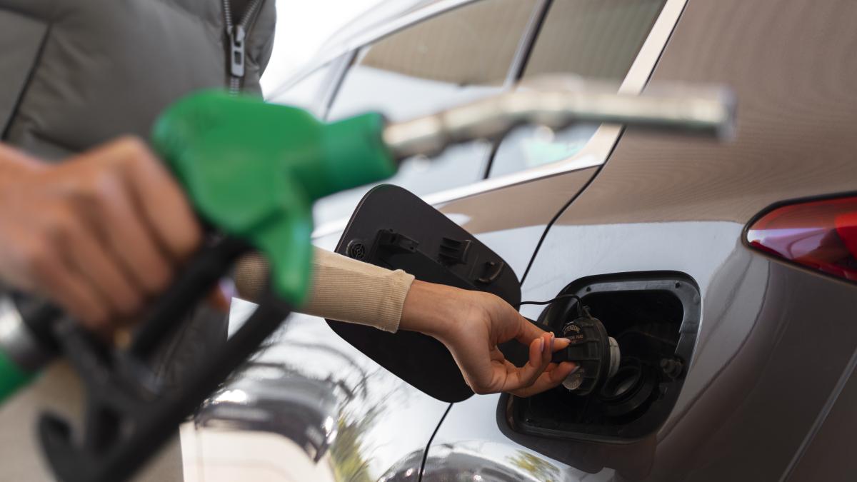 view-woman-with-car-gas-station-1_33570100