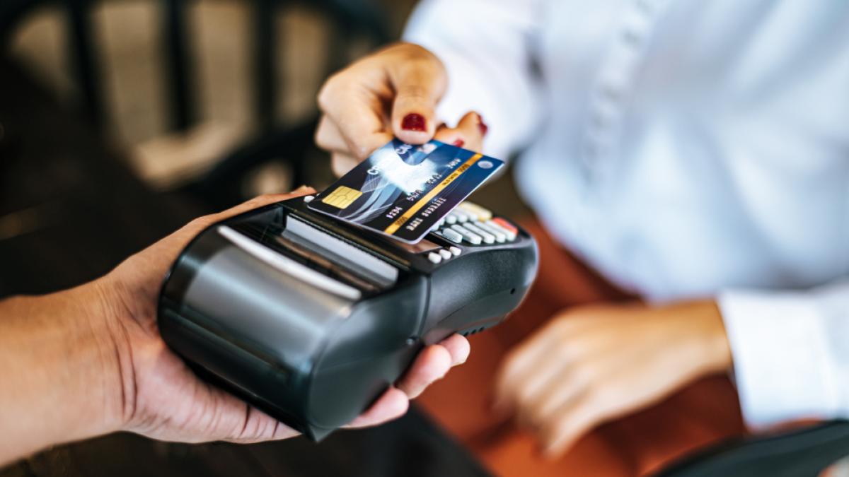 close-up-image-woman-paying-with-credit-card-cafe_12699900
