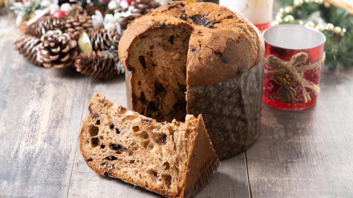 christmas-panettone-cake-with-chocolate-chips-wooden-table_71118800