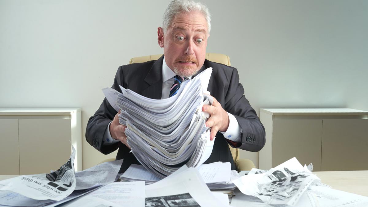 aged-white-collar-worker-workplace_09861200