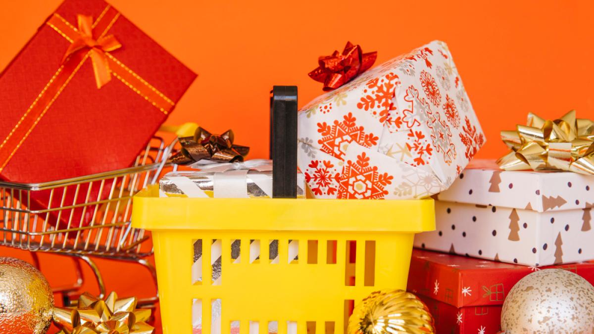 christmas-shopping-composition-with-basket_79064100