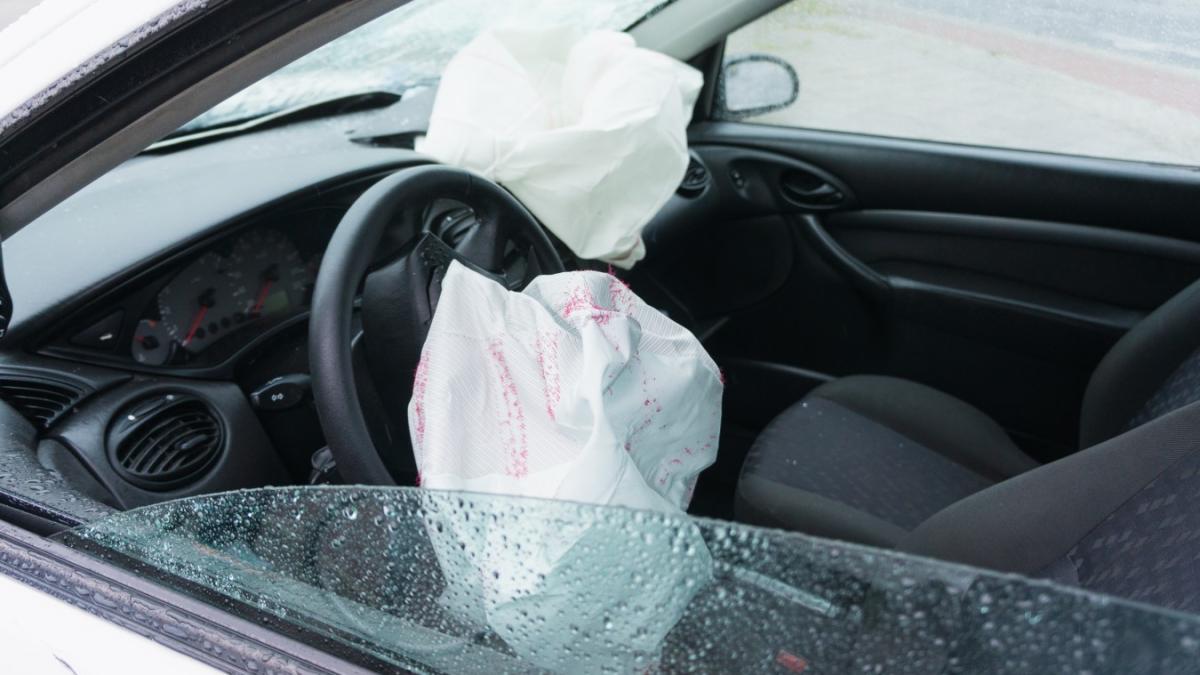 crashed-car-with-airbags-1_31514600