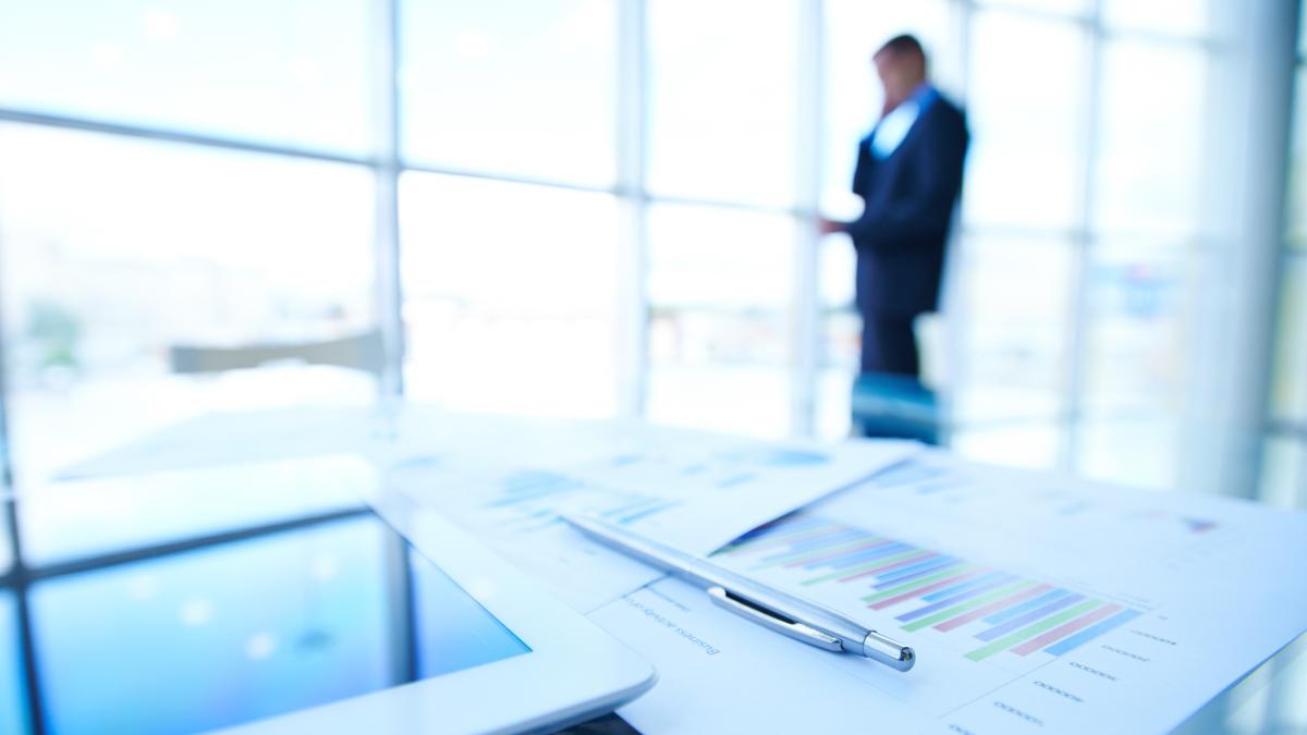 tochscreen-documents-with-charts_93863500