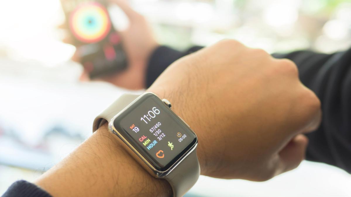 man-watch-activity-app-smartphone_16108300