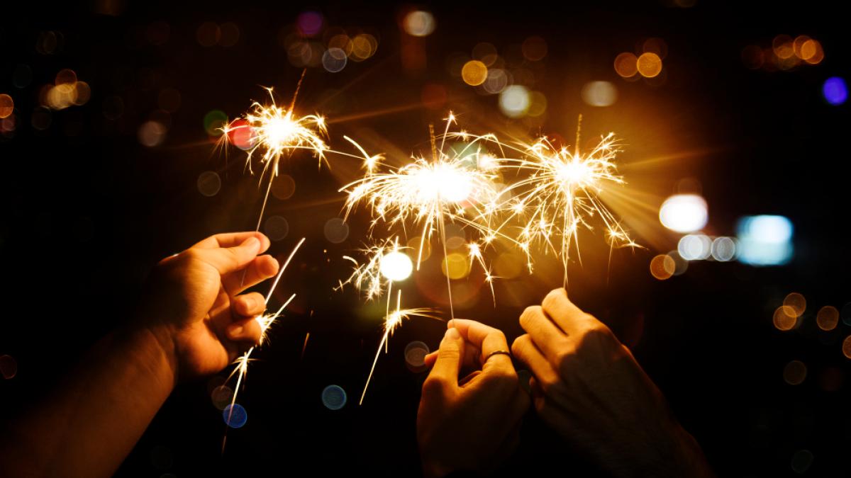 celebrating-with-sparklers-night_12969200